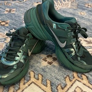 Nike dark green and Metallic Sneakers